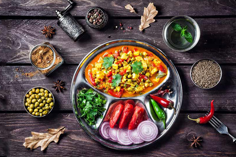 سینی رژیم غذایی هندو شامل سبزیجات، ادویه، حبوبات و غیره